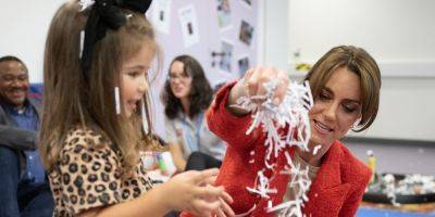 Kate Middleton Has Fun With Shredded Paper During Sensory Class at Portage - www.justjared.com