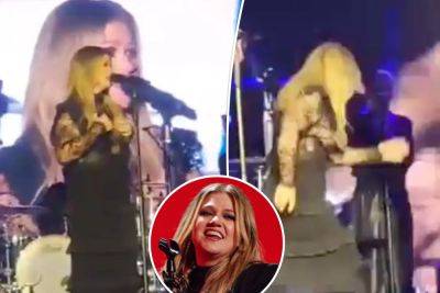 Kelly Clarkson ran off stage mid-concert after her breast was ‘showing’ - nypost.com - Minnesota - USA