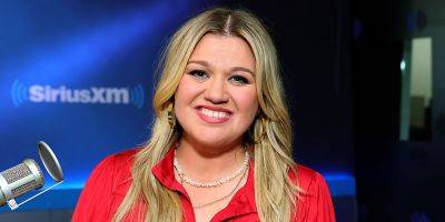 Kelly Clarkson Leaves the Stage to Address a Wardrobe Malfunction, Laughs it Off - www.justjared.com - Minnesota - Las Vegas