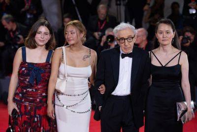 Woody Allen Joined By Wife Soon-Yi Previn & Their Daughters On Red Carpet Of Venice Film Festival - etcanada.com - Paris