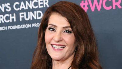 Nia Vardalos on My Big Fat Greek Wedding's Slow Burn, Rising Before 4 A.M., and the Very Real Merits of Windex - www.glamour.com - Greece