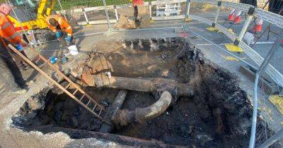 Update issued on major road in Stockport as work to fill massive hole begins - www.manchestereveningnews.co.uk - Britain