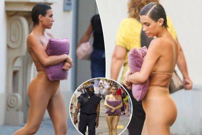Bianca Censori hides her breasts behind a pillow during Italy stroll with Kanye West - nypost.com - USA - Italy - county Florence - city Venice