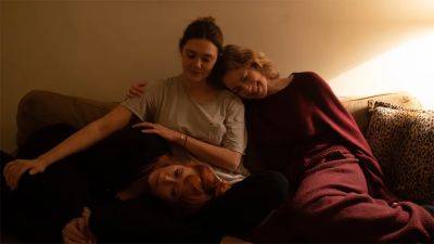 ‘His Three Daughters’ Review: Carrie Coon, Elizabeth Olsen And Natasha Lyonne As Reunited Sisters In Well-Acted But Claustrophobic Family Drama – Toronto Film Festival - deadline.com - France - New York - county Jay