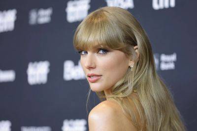 Taylor Swift Passes Elvis For Most Weeks At No. 1 On Album Charts For A Solo Artist - deadline.com - Kansas City