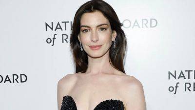 Anne Hathaway Personifies Old Hollywood Glamour With a Modern Twist - www.glamour.com - city Tinseltown