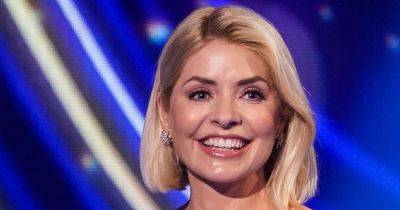 ITV Dancing On Ice host Holly Willoughby stuns in opening show as fans urge 'be kind' - www.dailyrecord.co.uk