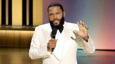 Anthony Anderson Opens Emmys With Medley of Classic TV Theme Songs, a Warning From His Mom and Blink-182’s Travis Barker - variety.com - county Anderson - city Compton