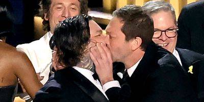 Ebon Moss-Bachrach & Matty Matheson Kiss Onstage After 'The Bear' Wins Best Comedy Series at Emmy Awards 2023 - www.justjared.com - Los Angeles