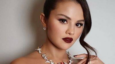 Selena Gomez Kept Up Her Goth Glam Beauty Streak With a ‘Black Cherry’ Emmys Manicure - www.glamour.com - Poland