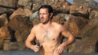 'La Brea' Actor Eoin Macken Goes Shirtless in Short Shorts for Beach Run (Photos) - www.justjared.com - Los Angeles