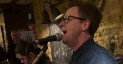 Dec Donnelly leaves fans shocked as he serenades pub-goers with Billy Joel song - www.ok.co.uk