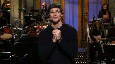 Jacob Elordi Shocks ‘SNL’ Monologue With Steamy ‘Saltburn’ Scene: “I Was The One In The Grave” - deadline.com