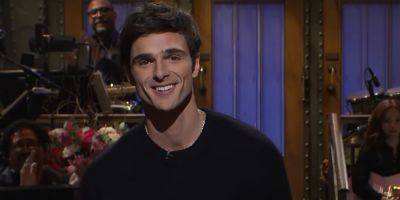Jacob Elordi Takes Questions From 'SNL' Cast, Kicks Off 'Best' Episode With 'Saltburn' & 'Kissing Booth' References - www.justjared.com