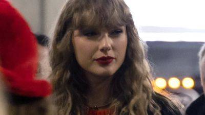 Taylor Swift Arrives at Travis Kelce's Latest Chiefs Game With Reputation Curls - www.glamour.com - Las Vegas - state Maryland - Kansas City - city Baltimore