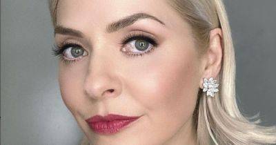 Holly Willoughby defended by fans and branded 'so gorgeous' after 'naughty' Dancing on Ice moment - www.manchestereveningnews.co.uk