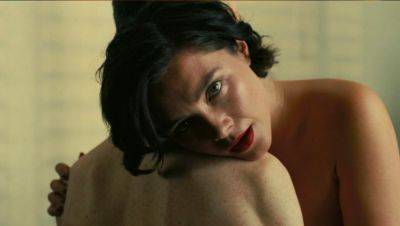 Florence Pugh Reveals Film Camera Broke During Infamous ‘Oppenheimer’ Sex Scene - theplaylist.net - London