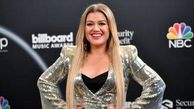 Kelly Clarkson Says Her Style Team Is Dressing Her in ‘Tight’-Fitting Clothing After Weight Loss - www.glamour.com