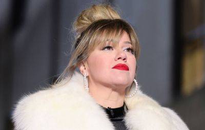 Kelly Clarkson speaks about “extraordinarily hard” post-divorce depression - www.nme.com - Las Vegas