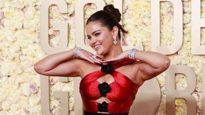 Did Selena Gomez Just Bring Black Nail Polish Back at the Golden Globes? - www.glamour.com - Poland