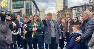 Huge crowds queue to grab selfie with I’m a Celebrity winner Sam Thompson at the Arndale - www.manchestereveningnews.co.uk - Manchester - Chelsea