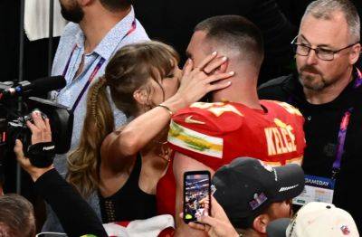 Taylor Swift Kisses Travis Kelce on Field After Chiefs Win the Super Bowl - variety.com - Las Vegas - Tokyo - San Francisco - Kansas City - city San Francisco