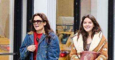 Katie Holmes' lookalike daughter Suri, 17, almost towers over her during NYC stroll - www.ok.co.uk - New York - Manhattan