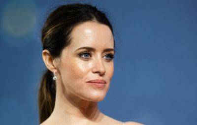 Claire Foy goes viral for refusing to sign autograph in blue ink - www.nme.com