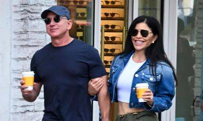 Jeff Bezos and Lauren Sanchez smile and hold on to each other at an art festival in Miami - us.hola.com - China - Miami - city Sanchez