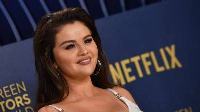 Selena Gomez Is Doing Bombshell Beauty in Another White Dress at the 2024 SAG Awards - www.glamour.com - Paris