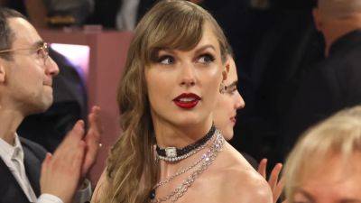 Taylor Swift Brought a Fan to the Grammys to Shield Her Conversations From ‘Lip Readers’ - www.glamour.com