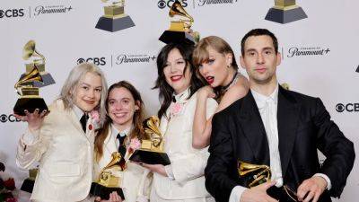 Why Did Taylor Swift Keep Trying to Put Her Grammy on People’s Heads? - www.glamour.com