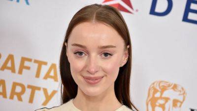 Phoebe Dynevor, 28, Says There are ‘Not Many’ Roles for Women Her Age in Hollywood - www.glamour.com - Hollywood