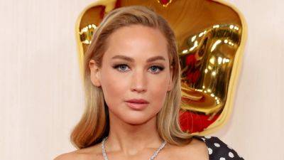 Jennifer Lawrence Looked Even More Doll-Like Than Usual in Dior at the 2024 Oscars - www.glamour.com - France