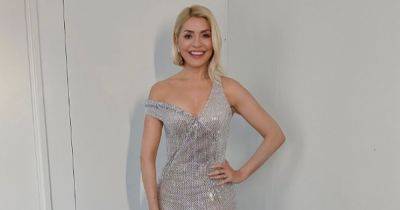 Holly Willoughby fans jump to her defence as she's accused of 'showing off' - www.ok.co.uk