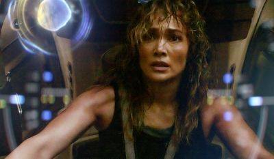 ‘Atlas’ Trailer: Jennifer Lopez Is Stranded Off Planet In New Sci-Fi Thriller - theplaylist.net