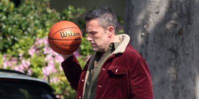 Ben Affleck Carries a Basketball on Set of 'The Accountant 2' - www.justjared.com - Los Angeles - Los Angeles