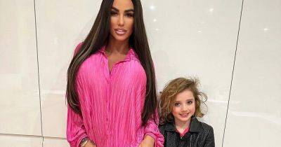 Katie Price faces backlash as daughter Bunny, 9, wears heels and face full of makeup at event - www.ok.co.uk