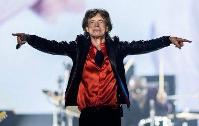 Watch Mick Jagger dance to ‘Moves Like Jagger’ at a bar - www.nme.com