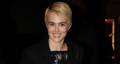 Zoey Deutch Debuts New Blonde Pixie Cut While Stepping Out in Paris! - www.justjared.com - France