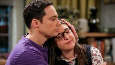 Big Bang Theory Stars Jim Parsons and Mayim Bialik Are Set to Reunite on Young Sheldon - www.glamour.com - Beyond