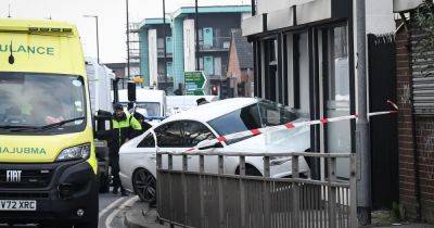 Car mounts pavement and ploughs into insurance office building - www.manchestereveningnews.co.uk - Manchester