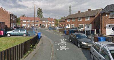 Two men taken to hospital after double-stabbing in Salford - www.manchestereveningnews.co.uk