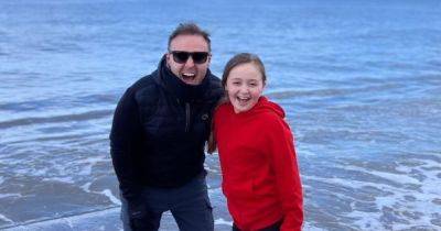 Coronation Street's Alan Halsall says he's 'not 100%' as he's seen with daughter - www.manchestereveningnews.co.uk