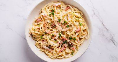 Jamie Oliver's 'authentic' spaghetti carbonara recipe with 'controversial' ingredient - www.dailyrecord.co.uk - Italy