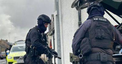Armed police lock down busy Scots street as man arrested - www.dailyrecord.co.uk - Scotland - India