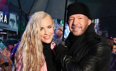 Donnie Wahlberg Sleeps With Wife Jenny McCarthy on FaceTime When They're Not Together - www.justjared.com - New York - Illinois