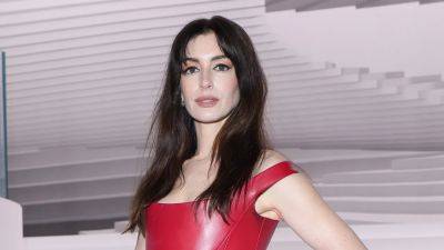 Anne Hathaway Had to Kiss 10 Guys for an Audition. Gross! - www.glamour.com