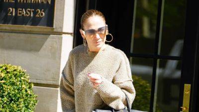 Jennifer Lopez Declares Dirt Girl Summer in Some Very Baggy Denim - www.glamour.com - New York