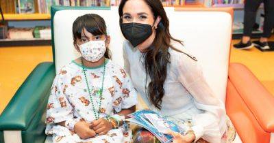 Meghan Markle shows off acting skills as she reads to children during visit to LA hospital - www.ok.co.uk - Los Angeles - Los Angeles - USA
